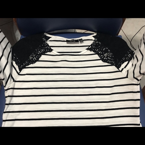 Women’s Apt 9 long-sleeved lace-trim shirt - Picture 4 of 12